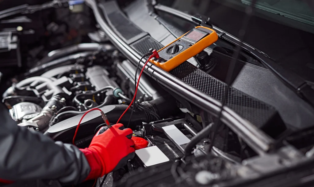Måling av bilbatteri i motorrommet