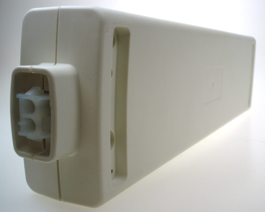 6,0v - 1,8Ah - Ni-Cd .Rekke i -plasthus plugg 32 280x72x38mm (lxbxh)